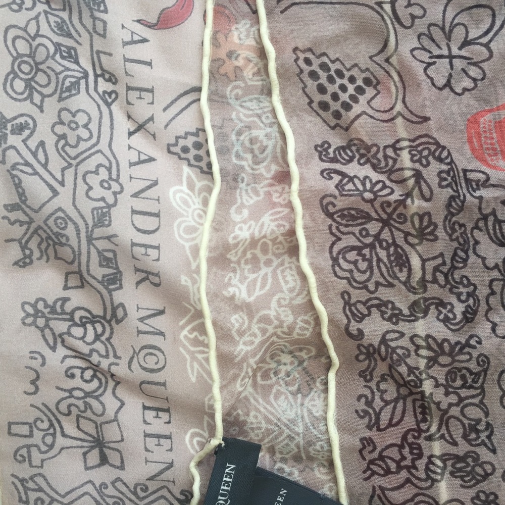 Stunning Alexander McQueen Skull Scarf - Picture 5 of 8